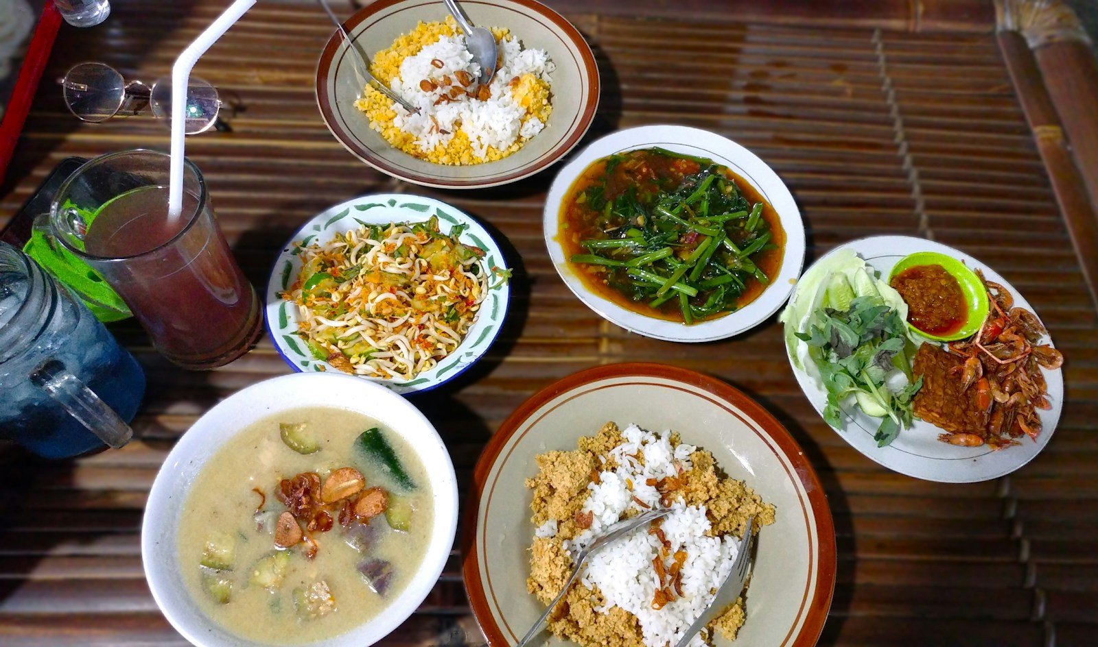 Hidangan meja restoran — foto makanan yang membuat orang lapar