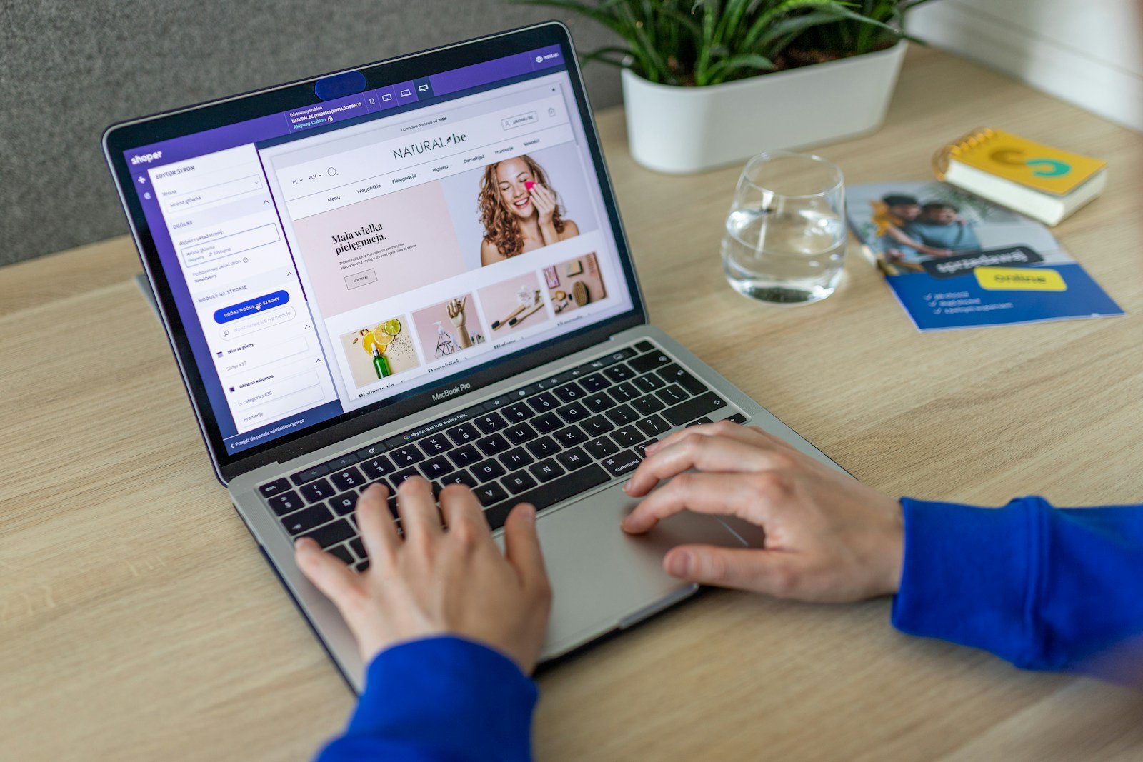 Web app pemesanan dan katalog di laptop