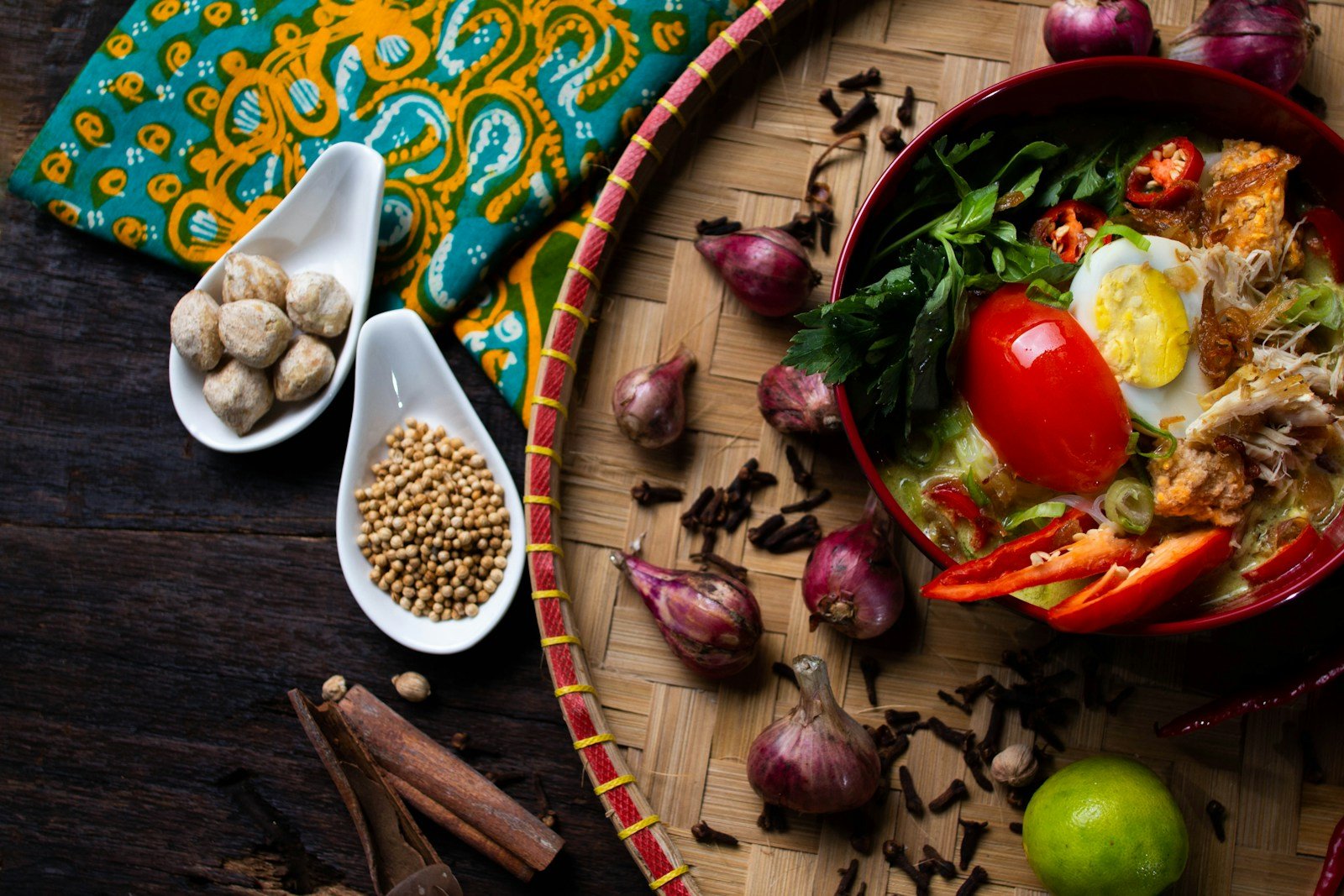 Menu makanan restoran — satu piring yang difoto dengan benar